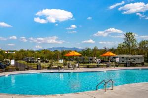 Bazén v ubytování Pigeon Forge Landing RV Resort nebo v jeho okolí