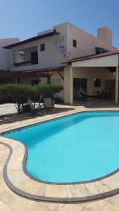una grande piscina di fronte a un edificio di Casa Para Carnaval ad Aracaju