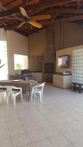 una grande stanza con tavoli e sedie e un soffitto di Casa Para Carnaval ad Aracaju