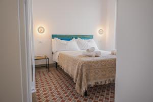 une chambre avec un lit avec un ours en peluche dessus dans l'établissement Verso Sud, Torre Canne, à Torre Canne