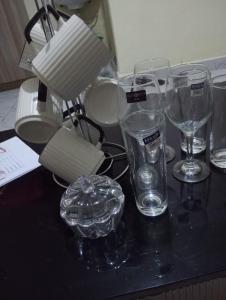 Un grupo de vasos sobre un mostrador. en Joymu Plaza, en Kitengela 