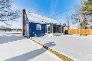 3 Mi to Hospitals Inviting Rockford Home with Yard! v zimě