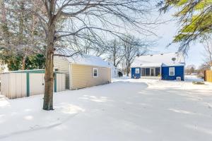 3 Mi to Hospitals Inviting Rockford Home with Yard! v zimě