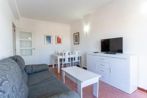 Μια τηλεόραση ή/και κέντρο ψυχαγωγίας στο TrendyHomes El Cabo I Piscina, aire acondicionado y playa a un paso