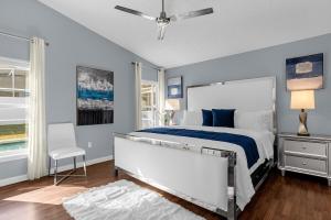 een slaapkamer met een bed en een plafondventilator bij 1st Animatronic Dinosaur Villa in Orlando +31 foto's