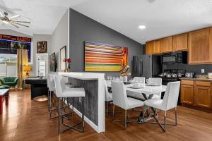 een keuken en eetkamer met een tafel en stoelen bij 1st Animatronic Dinosaur Villa in Orlando