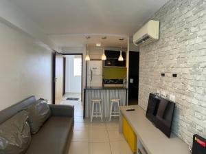 un soggiorno con divano e cucina di Flat luxo Shopping Rio Mar - Beach class Boa Viagem Recife - Piscina Rooftop a Recife