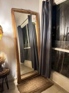 坎昆casa coyuca 4的一面镜子,一面窗帘紧靠窗户