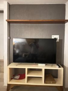 坎昆casa coyuca 4的娱乐中心顶部的平面电视