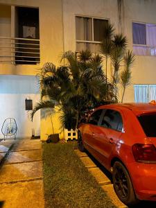 坎昆casa coyuca 4的一辆红色汽车停在一所房子前面