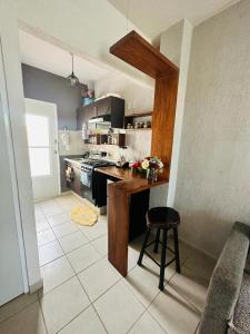 坎昆casa coyuca 4的一间厨房,在房间内有木岛