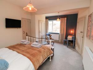 En eller flere senge i et værelse på North Bay Cottage