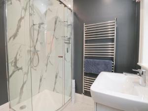 Et badeværelse på North Bay Cottage + 25 billeder