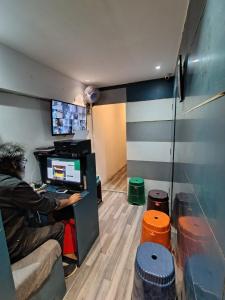 TV a/nebo společenská místnost v ubytování Sinhassan Dormitory Hostel Juhu