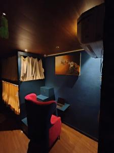 Posezení v ubytování Sinhassan Dormitory Hostel Juhu + 27 fotografií