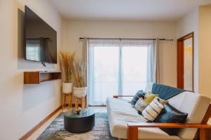 TV a/nebo společenská místnost v ubytování Ha'as Naj Suites Bananas