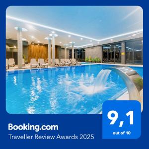 basen hotelowy z fontanną na środku w obiekcie Apartaments SWEET HOME AQUA & SPA w Kołobrzegu