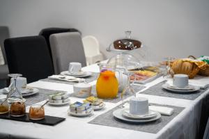 a table with food and a jug of orange juice at Planalto D Outono in Tó