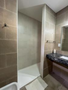 een badkamer met douche, toilet en wastafel bij Punto REC in Salta +12 foto's
