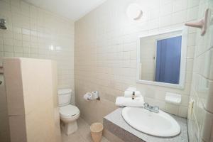 Koupelna v ubytování Hotel Rivemar + 9 fotografií