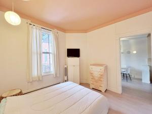 a bedroom with a bed and a desk and a window at Bright and spacious appartment in Montreal +10 photos