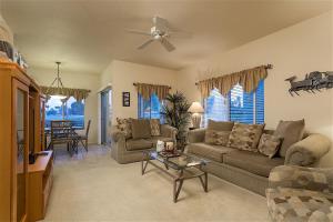 Χώρος καθιστικού στο Arrowhead Golf Condo