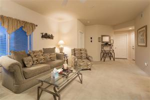 Χώρος καθιστικού στο Arrowhead Golf Condo