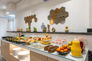 um buffet com muitos tipos diferentes de alimentos e bebidas em Hotel Etoile Du Nord em Tânger