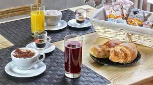 - Mesa con desayuno de café y cruasanes en Factory Design, en Nápoles