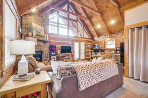 Un televizor și/sau centru de divertisment la Honey Bear Pause Rural Escape with Porch and Hot Tub!