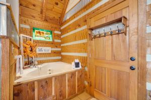 O baie la Honey Bear Pause Rural Escape with Porch and Hot Tub! +16 fotografii