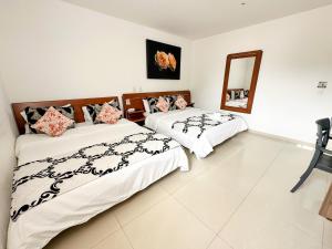 Postel nebo postele na pokoji v ubytování Hotel Catama Inn