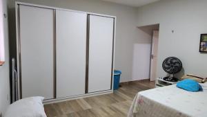 - une chambre avec des portes coulissantes en verre et un lit dans l'établissement Recanto do Sossego, à São José de Mipibu