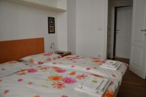 a bedroom with a bed with flowers on it at Guesthouse Bauzanum Streiter in Bolzano