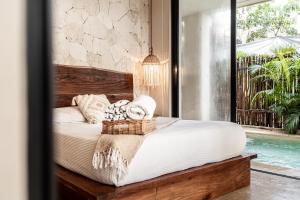 Een bed of bedden in een kamer bij Jungle Resort Suite with Private Pool near Tulum