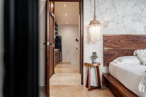 Een bed of bedden in een kamer bij Jungle Resort Suite with Private Pool near Tulum