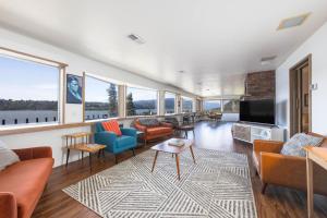 ein Wohnzimmer mit Sofas und Fernseher in der Unterkunft Inventor's Cottage in Underwood