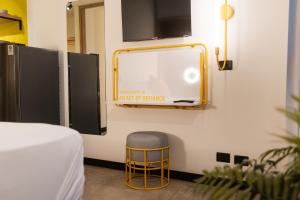 Postel nebo postele na pokoji v ubytování Indie Universe Creative Hotel
