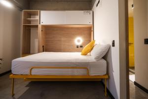 Postel nebo postele na pokoji v ubytování Indie Universe Creative Hotel