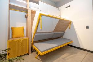 Postel nebo postele na pokoji v ubytování Indie Universe Creative Hotel