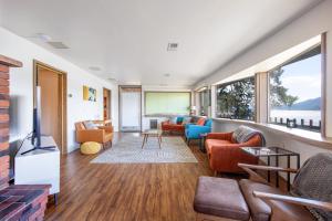 ein Wohnzimmer mit Möbeln und einem großen Fenster in der Unterkunft Inventor's Cottage in Underwood