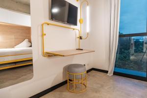 Postel nebo postele na pokoji v ubytování Indie Universe Creative Hotel