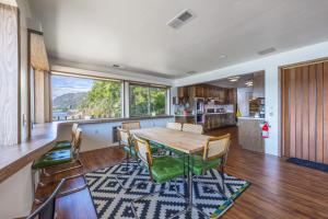 eine Küche und ein Esszimmer mit Tisch und Stühlen in der Unterkunft Inventor's Cottage in Underwood