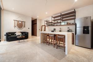 Een keuken of kitchenette bij Jungle Resort Suite with Private Pool near Tulum
