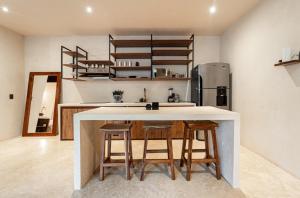 Een keuken of kitchenette bij Jungle Resort Suite with Private Pool near Tulum