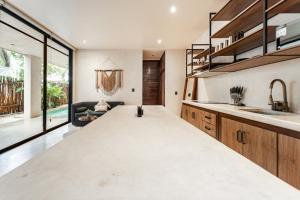 Een keuken of kitchenette bij Jungle Resort Suite with Private Pool near Tulum