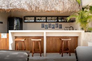 een bar met 2 krukken en een aanrecht bij Jungle Resort Suite with Private Pool near Tulum in Balcheil