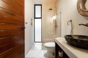 een badkamer met wastafel en toilet bij Jungle Resort Suite with Private Pool near Tulum in Balcheil +37 foto's