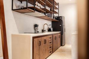 Een keuken of kitchenette bij Jungle Resort Suite with Private Pool near Tulum