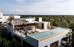een luchtfoto van een gebouw met een zwembad bij Jungle Resort Suite with Private Pool near Tulum in Balcheil